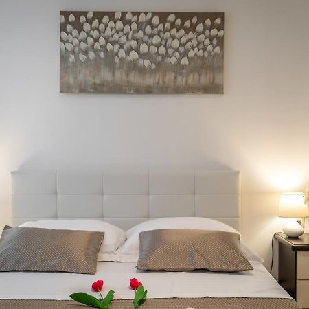 Studio Apartment La Luna Split Bagian luar foto