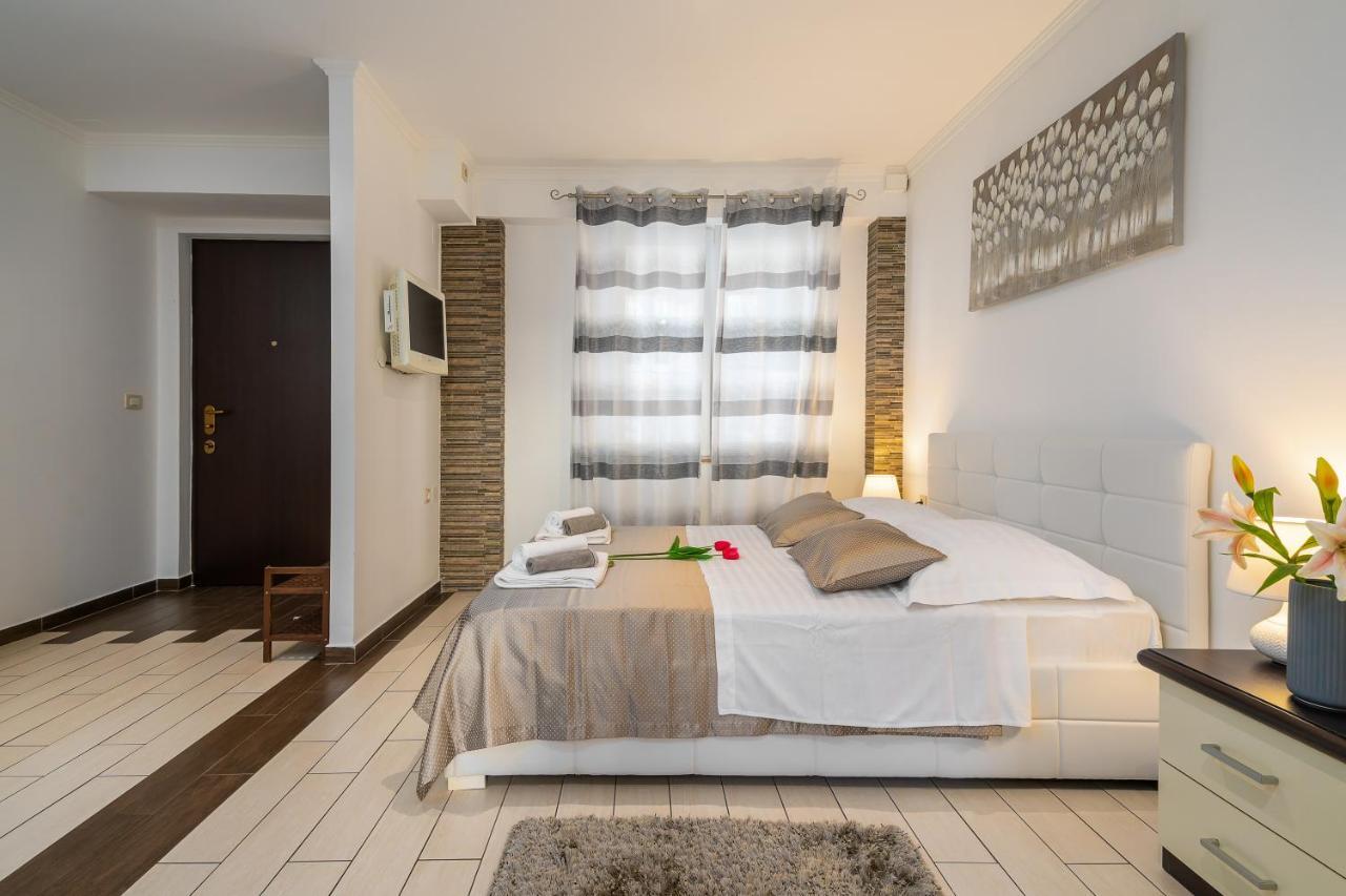 Studio Apartment La Luna Split Bagian luar foto