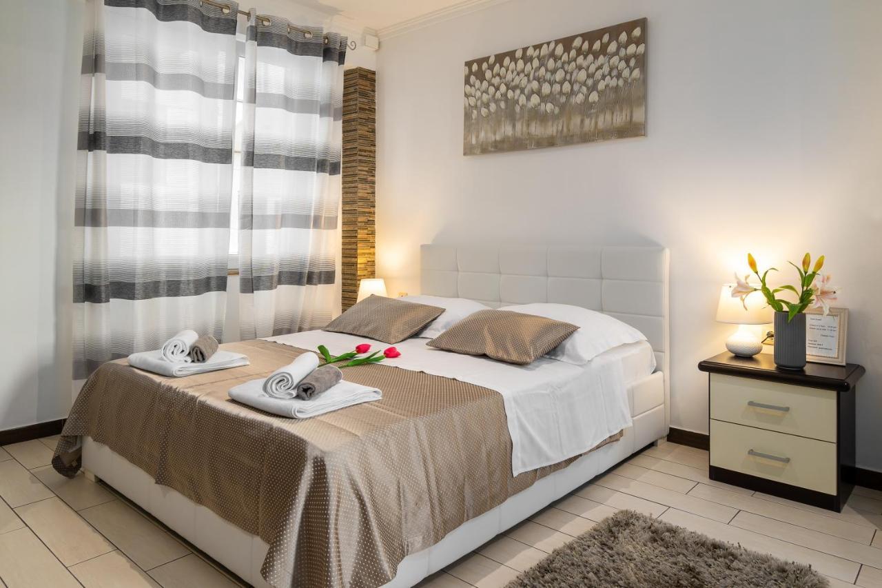 Studio Apartment La Luna Split Bagian luar foto