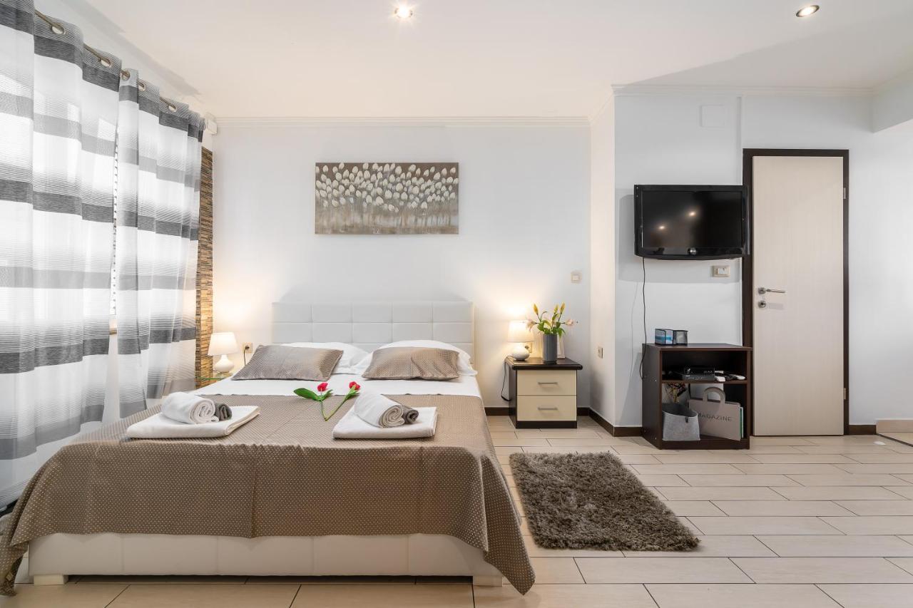 Studio Apartment La Luna Split Bagian luar foto